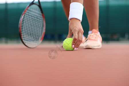 网球场的网球和球赛法庭力量娱乐游戏球拍专注竞赛乐趣折腾运动员图片
