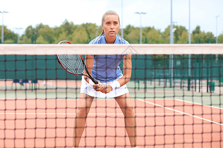 网球场有花冠的漂亮女运动员 健康的生活方式女孩成人行动器材体育游戏女士幸福生活运动服图片