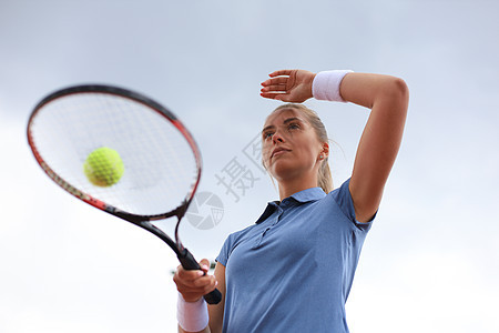 网球场有花冠的漂亮女运动员 健康的生活方式爱好比赛体育闲暇游戏生活训练行动女性球拍图片