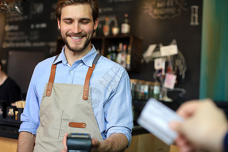 客户使用信用卡向咖啡馆店主支付无现金技术的付款 没有现金技术柜台商业账单互联网餐厅收据银行机器银行业手机图片