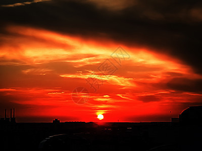 在温暖的夏夜 日落在城市上空图片