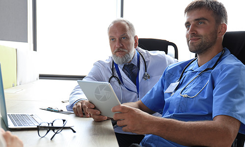 两名执业医师在医院咨询病人的肖像管理人员疼痛救护车护士男人处方药品成人从业者互动图片