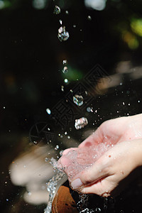 将淡水洒在妇女手中飞溅女士治疗疗法卫生身体女孩沙龙手指药品图片