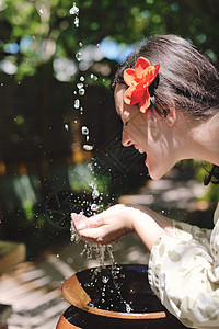 将淡水洒在妇女手中卫生棕榈药品玫瑰芳香女士手指皮肤女性美甲图片