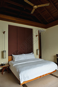现代大床房地面木头奢华优雅旅行床单房间房地产房子公寓图片