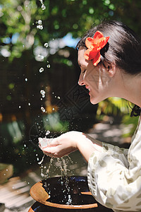 将淡水洒在妇女手中芳香女性疗法药品卫生棕榈治疗美甲指甲身体图片