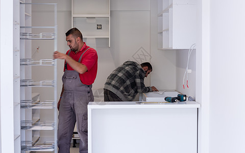 安装新厨房的工人螺丝刀木头内阁修理工公寓团体工作工匠房子木匠图片