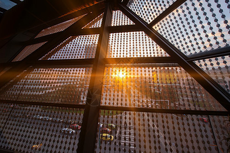 日落在玻璃屋顶上窗户太阳旅游建筑学天空日出钟楼天际反射反思图片