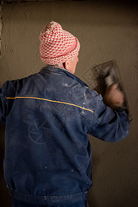 工人用混凝土在墙上打石膏装修建筑房子石工泥水匠脚手架工具贸易石膏板承包商图片