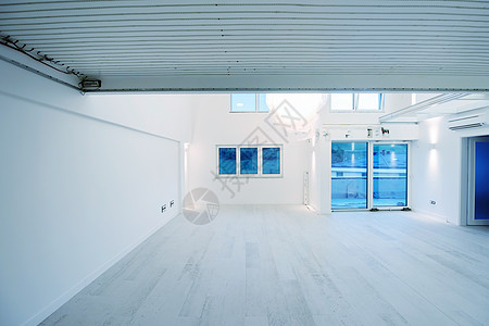 旧式空空空的现代开放空间内置二层公寓风格玻璃房间建筑学窗户厨房硬木枝形住宅木地板图片