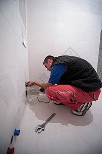 在卫生间工作的专业水管工浴室淋浴洗手间管道职业工人龙头工具男人服务图片