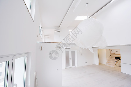 旧式空空空的现代开放空间内置二层公寓木地板风格地面建筑学枝形装饰玻璃硬木吊灯窗户图片