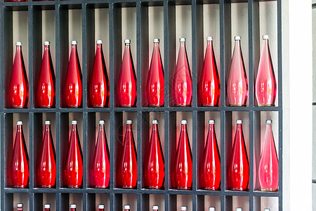 现代餐厅的红果酒瓶派对果汁液体红色药品玻璃酒吧店铺庆典绿色图片