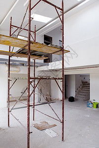 建筑工地内有脚手架建筑学材料天花板地面水泥金属装修房子商业梯子图片