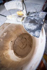 桶中建筑工具的顶端视图工艺材料刮刀精加工手工床单水泥石膏装修石膏板图片