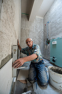 安装大瓷砖时使用工人级别工具 K材料工匠技术维修地面陶瓷修理厨房公寓房子图片