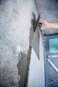 安装大瓷砖的工人维修厨房正方形装修工匠制品地面修理建设者公寓图片