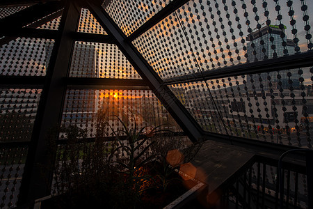 日落在玻璃屋顶上建筑学城市建造反射建筑商业灰尘旅游旅行房子图片