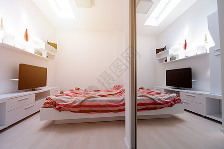 现代卧室地面别墅电视地毯装饰奢华窗户房间家具住宅图片
