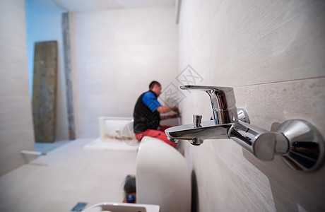 在卫生间工作的专业水管工管道淋浴浴室建筑男性工具修理工脸盆工人男人图片