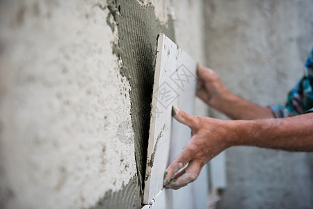 安装大瓷砖的工人陶瓷地面建设者墙壁房子公寓厨房工匠住宅材料图片