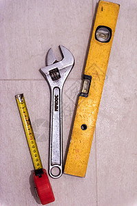陶瓷瓷砖背景的一套手动工具螺丝刀工具箱木头团体扳手金属维修木工建筑作坊图片