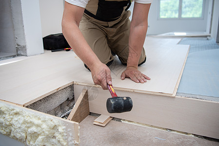 职业工人安装新拉化木制楼层工作仪表木匠地板控制板木地板男人装修承包商建设者木头图片