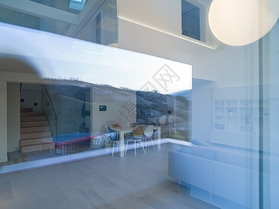两层公寓内深处的透视窗口外观装饰设计师家庭家具枝形地面吊灯沙发木头建筑学图片