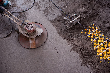 从事和打磨沙子和水泥铲地的工人员工加热地面砂浆抛光机职业男性石膏配料管道图片