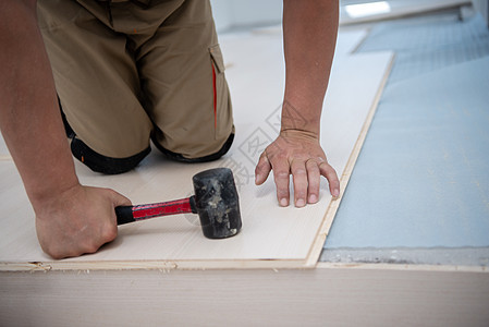 职业工人安装新拉化木制楼层工作房子建筑工具木匠男性压板工人装修仪表男人图片