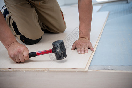 职业工人安装新拉化木制楼层工作房子房间地面建设者控制板工具装修工人木工男性图片