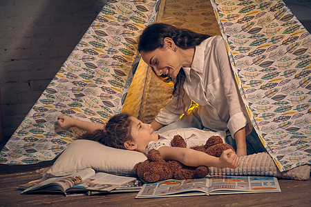 母亲和女儿在枕头帐篷里 幸福的一家人啊孩子童年玩具妈妈微笑女士故事情绪母性棚屋图片