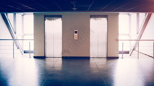 在办公大楼内装有两部电梯的玻璃墙图片