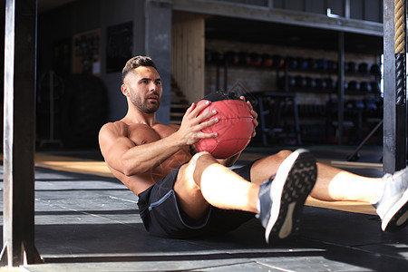 体操场的健壮和肌肉男与医学球一起锻炼肩膀男人肌肉俯卧撑健身房力量重量活动健美身体图片