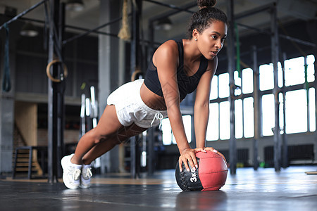 健身房的体操和肌肉健壮的女人 在健身房用药球锻炼训练药品男性身体胸部活动损失俯卧撑医学手臂图片