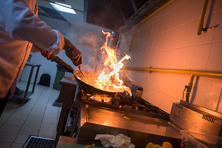 厨师在食物上做烧烤烤箱气体烹饪盘子餐厅蔬菜午餐服务燃烧美食图片