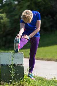 女性跑者升温和伸展运动员女孩运动跑步有氧运动女士身体赛跑者手表森林图片
