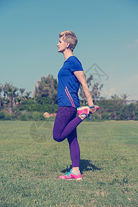 女性跑者升温和伸展有氧运动森林慢跑者运动女孩身体训练跑步热带公园图片