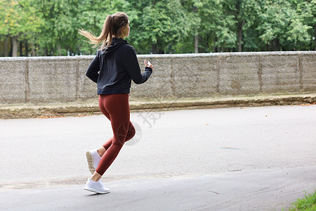 有魅力的年轻女人 身材又瘦又健壮 在户外跑动 体贴和机智锻炼慢跑者慢跑成人运动装活动运动员运动活力训练图片