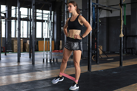 锻炼的肌肉和强壮的女孩在健身房使用健身橡胶工作室身体运动俱乐部力量创造力闲暇女士女性运动员图片
