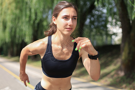 穿着运动服在户外锻炼的年轻女子肌肉跑步训练竞技护理职业身体速度人士运行图片