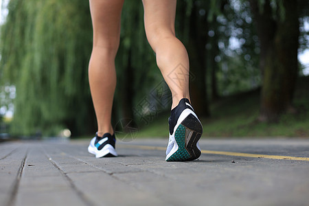 跑步者脚踏在路上 紧贴鞋底 日落或日出时户外训练娱乐耐力行动运动员身体活力耀斑活动赛跑者图片