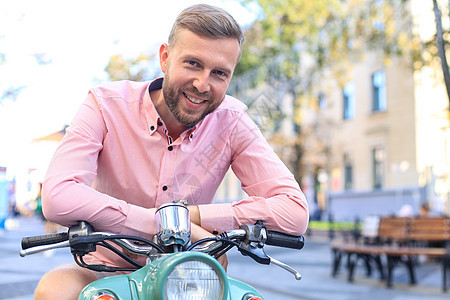 英俊的男人在度假时穿着摩托 街头时尚和风流成人假期商业安全街道头盔自行车男性城市男生图片