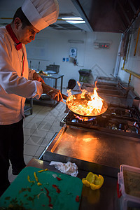 厨师在食物上做烧烤炊具燃烧美食餐饮火焰蔬菜盘子烤箱油炸火炉图片