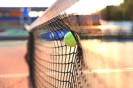 明亮绿色的黄网球打中网球服务活动照片法庭竞争训练乐趣比赛平衡商业图片