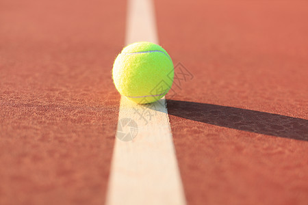 明亮绿色的黄网球在线上闲暇锦标赛果汁服务体育照片正方形优势球拍比赛背景图片