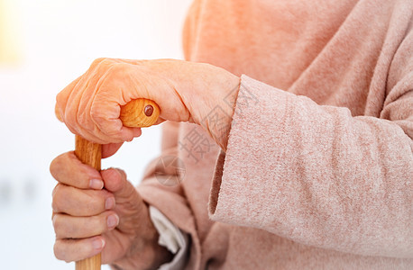 握着拐杖的老妇人的手沉思母亲成人祖母奶奶帮助妈妈父母工具老年图片