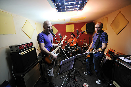 音乐乐队在车库接受培训歌曲快乐麦克风艺术家岩石青年吉他团队团体男孩们图片
