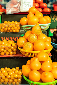 很多西红柿在彼此的顶上 以阳光下金字塔形状的形状店铺篮子蔬菜农业农场销售食物生产饮食旅行图片