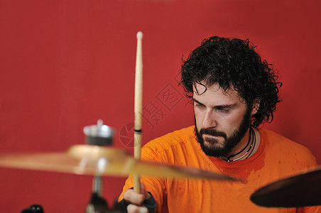 鼓鼓音乐播放器音乐家乐器摇杆男性娱乐歌手玩家岩石鼓手盘子图片
